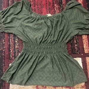 Cute green top with puffer sleeeves